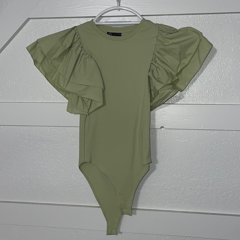 green zara bodysuit with puff sleeves